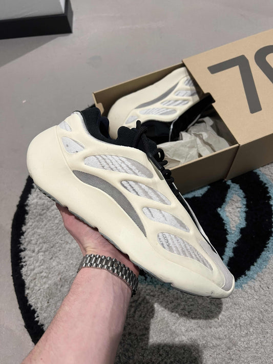 Yeezy 700v3 Azael 45 1/3