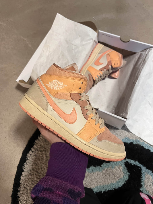 Jordan 1 Mid Atomic Orange 40