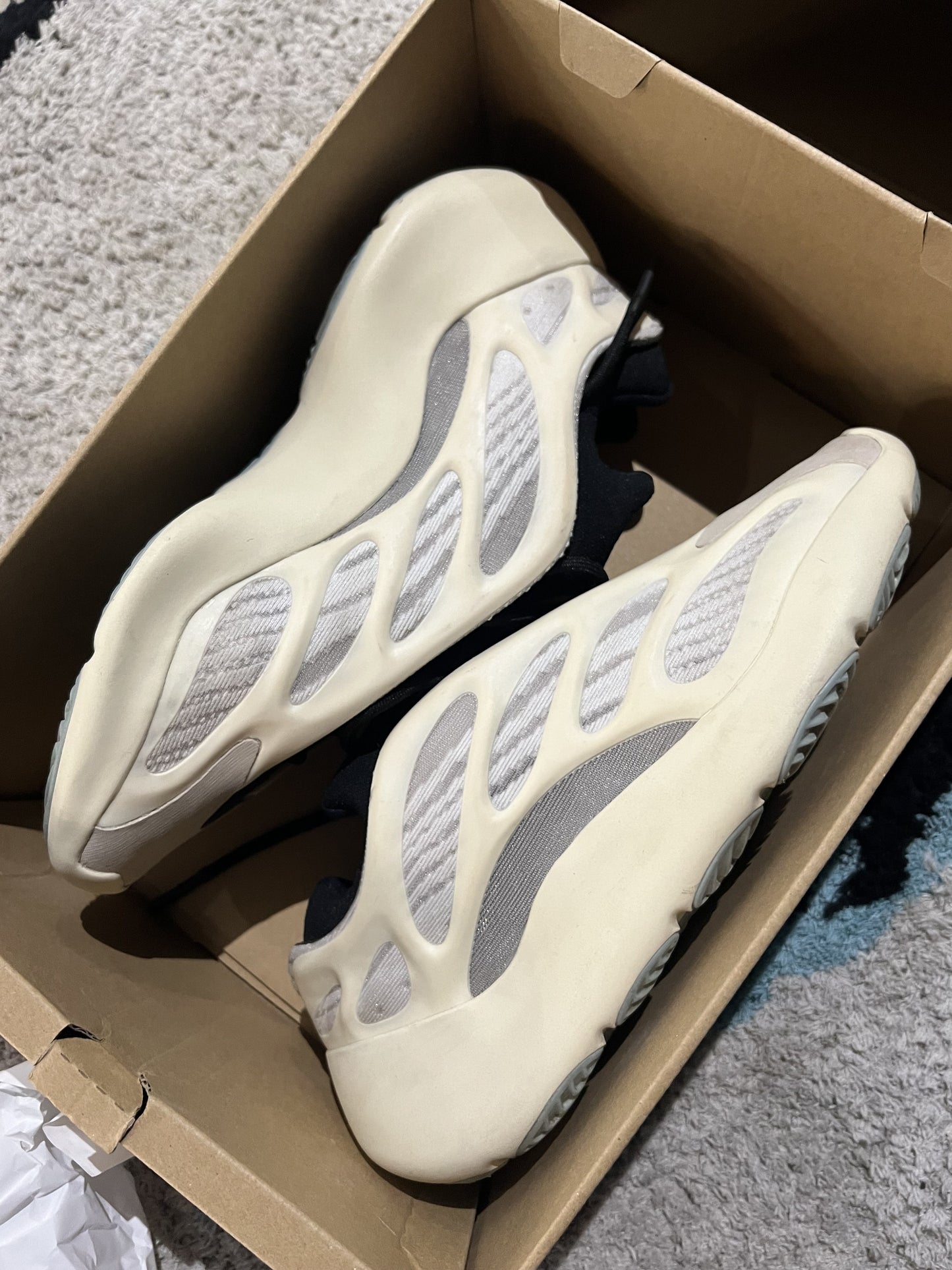 Yeezy 700v3 Azael 40 2/3