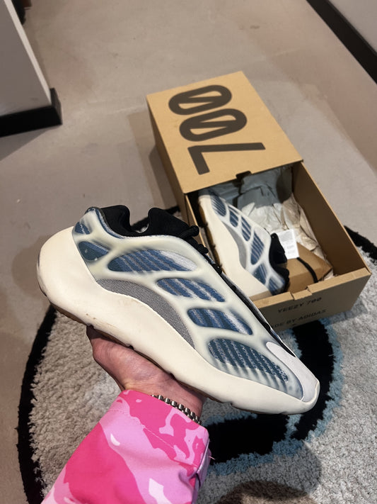 Yeezy 700v3 Kyanite 44