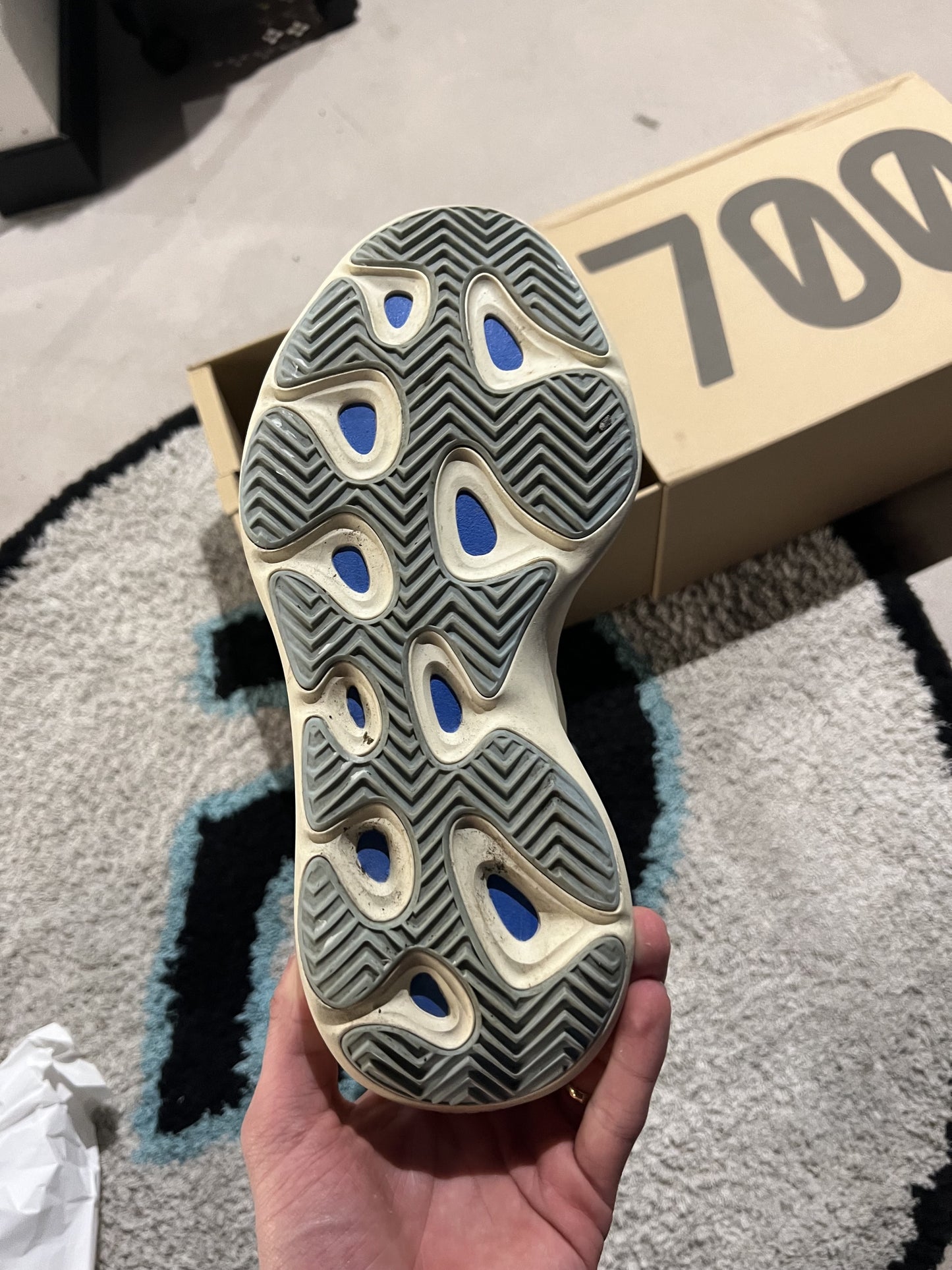 Yeezy 700v3 Azael 40 2/3