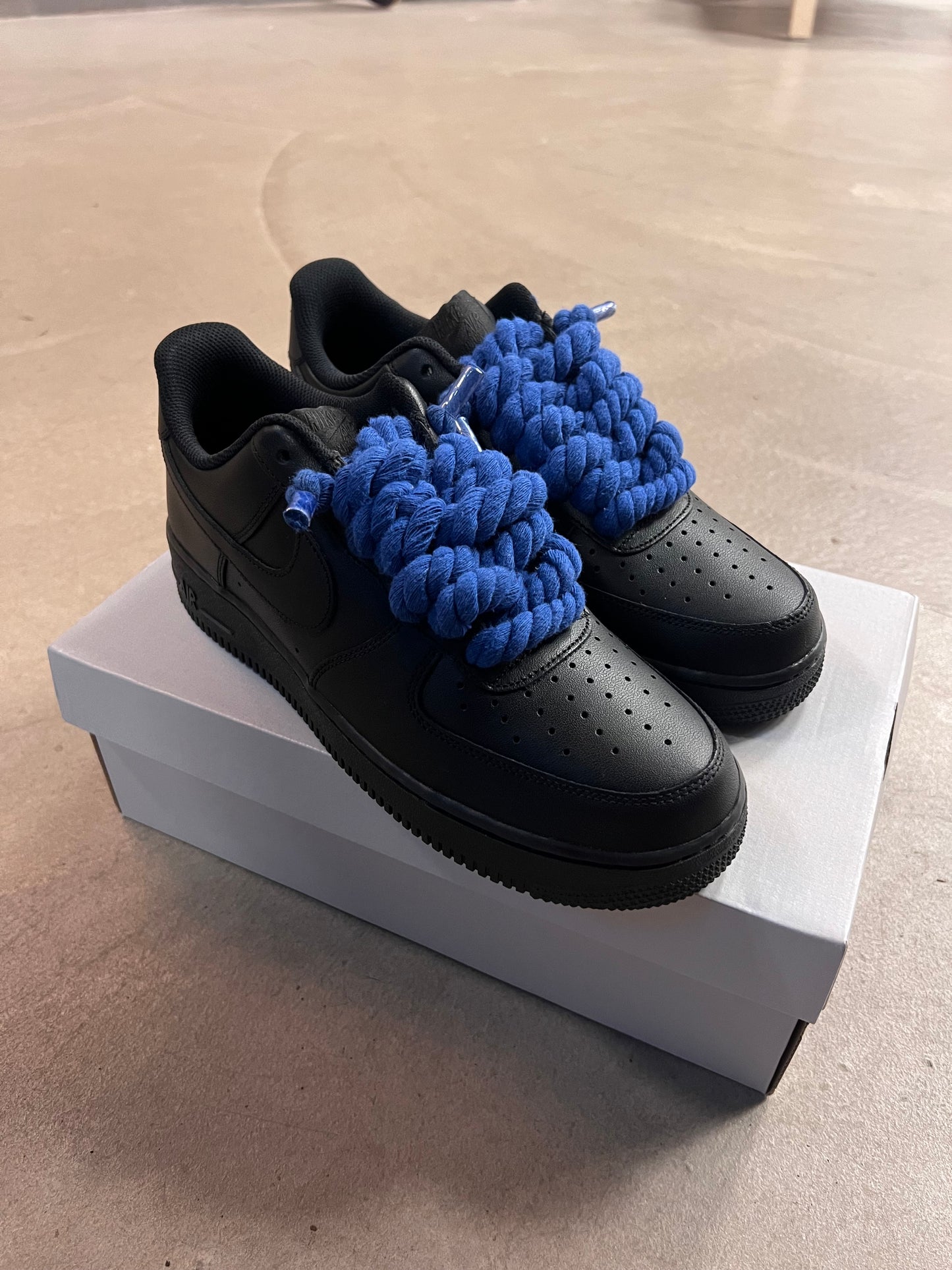 Air Force 1 Triple Black Lacet Corde Black & Blue