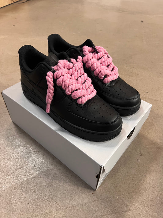 Air Force 1 Triple Black Lacet Corde Black & Pink