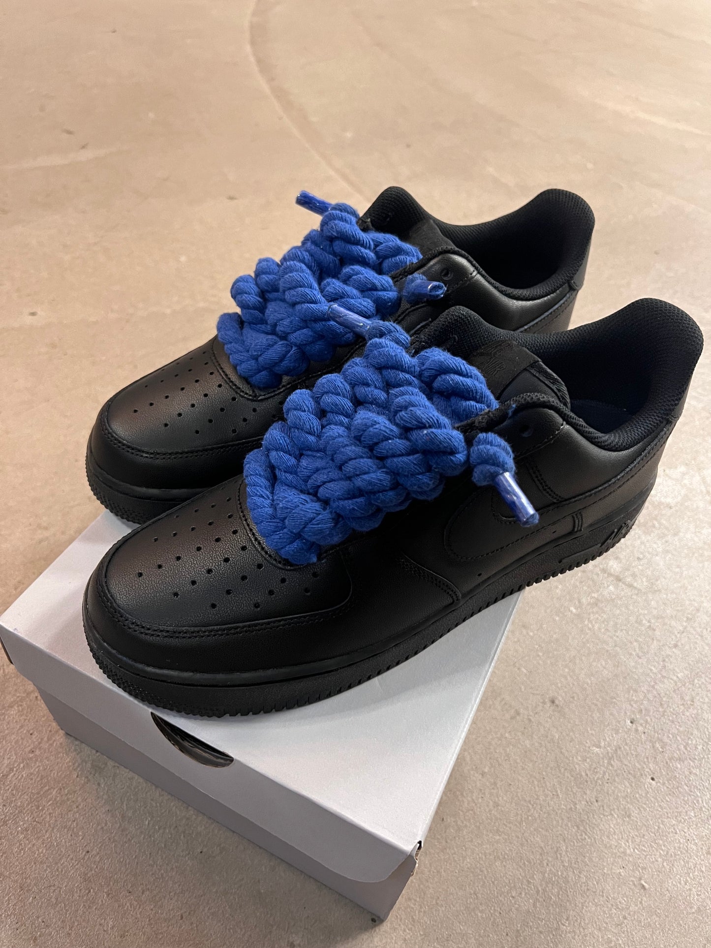 Air Force 1 Triple Black Lacet Corde Black & Blue