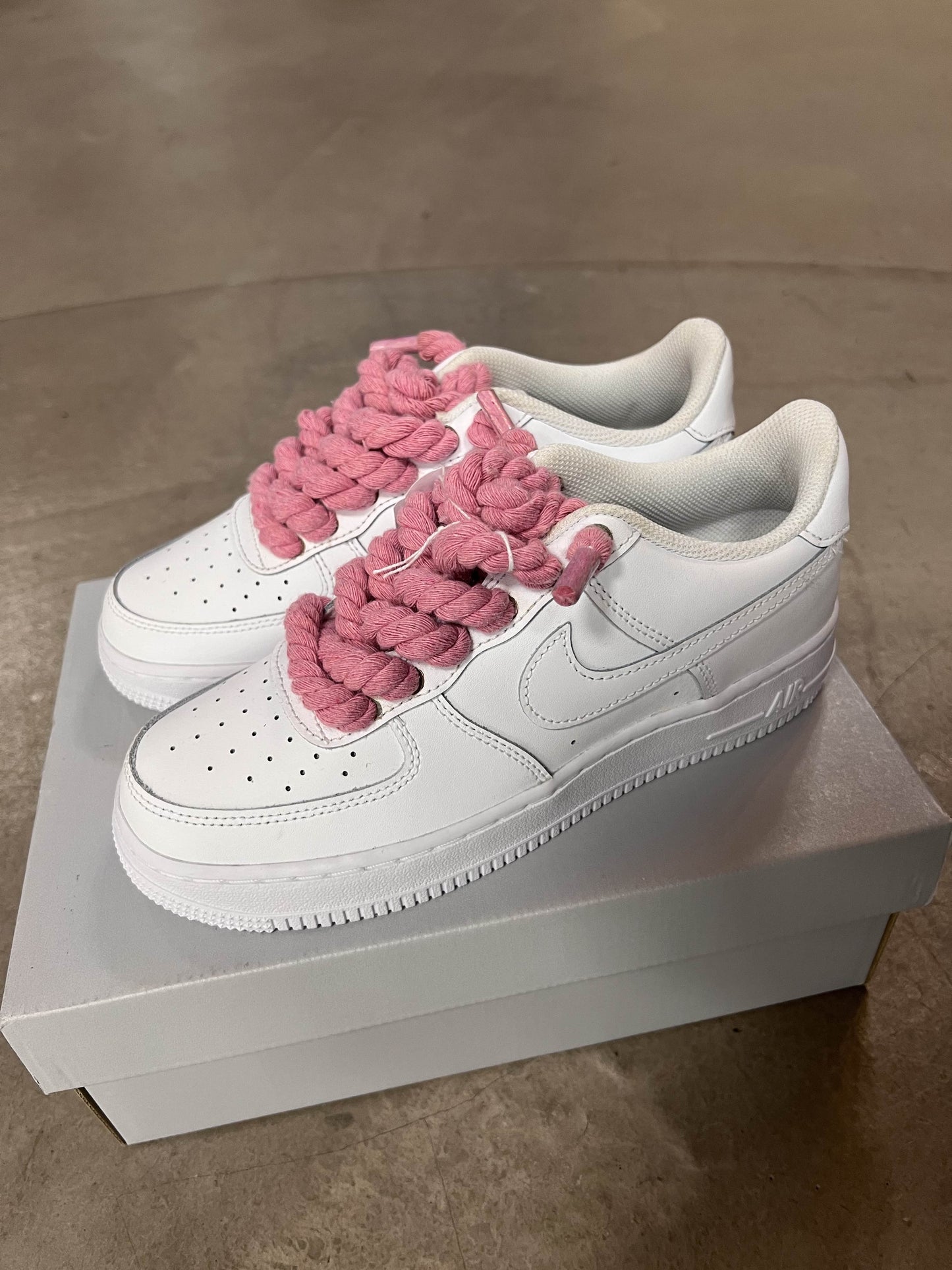 Air Force 1 Triple White Lacet Corde Pink