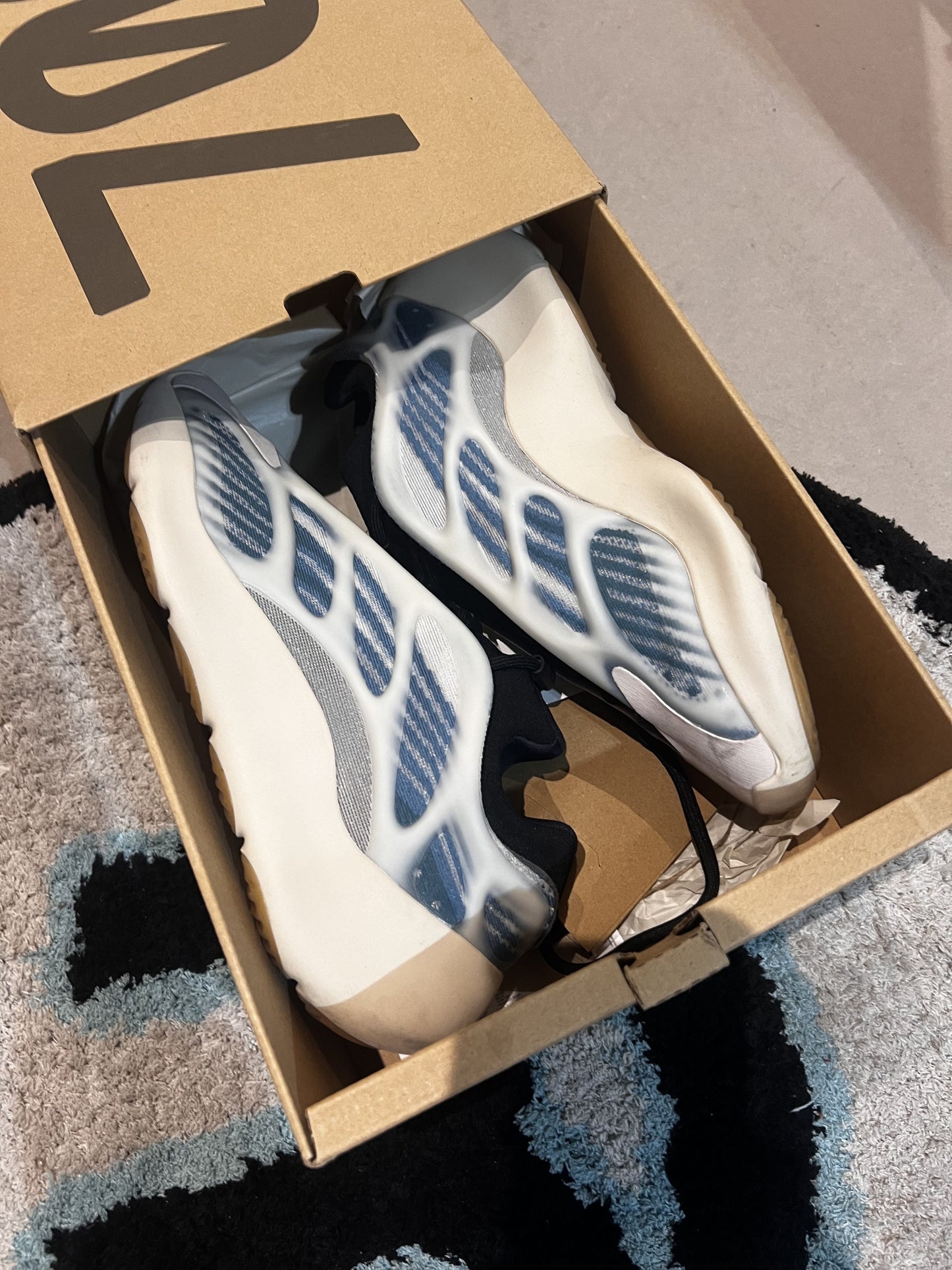 Yeezy 700v3 Kyanite 44