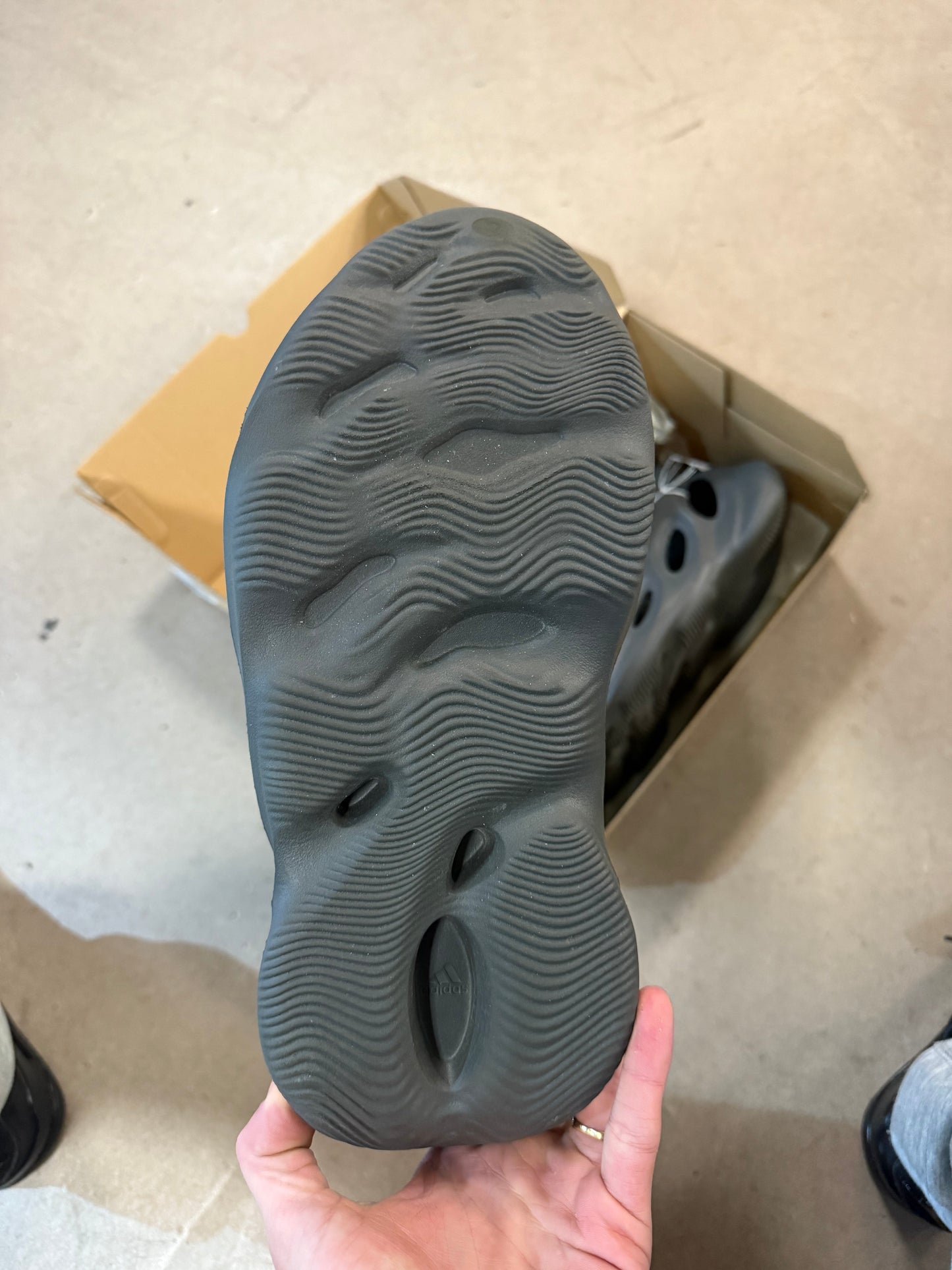 Yeezy Foam Runner Carbon 46