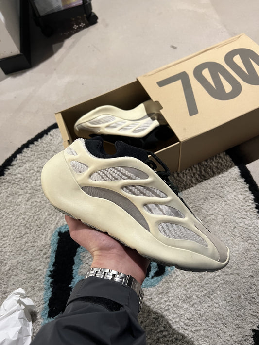 Yeezy 700v3 Azael 40 2/3